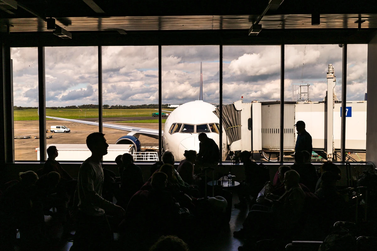 Na międzynarodowym lotnisku Shannon w Irlandii doszło do dziwacznego incydentu. Mężczyzna uzbrojony w siekierę zaatakował amerykański samolot transportowy C-130 Hercules. Zdarzenie to spowodowało tymczasowe wstrzymanie operacji lotniskowych, a napastnik został aresztowany przez policję.