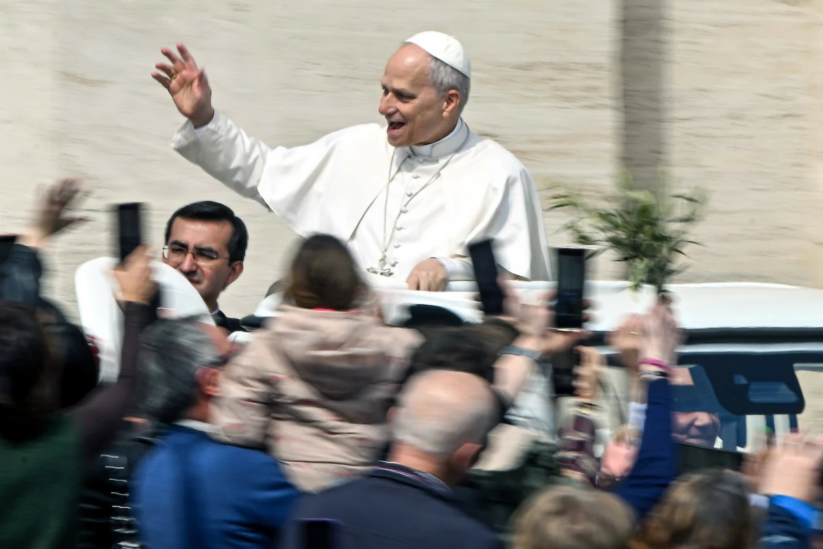 Papież Leon XIV w sobotę zaapelował do światowych przywódców o zakończenie tego, co nazwał "szaleństwem wojny". Jego emocjonalny apel zbiegł się z rozmowami wysokich rangą urzędników USA i Iranu w Pakistanie, mającymi na celu zakończenie trwającego sześć tygodni konfliktu. Głowa Kościoła katolickiego przywołała słowa Jana Pawła II.
