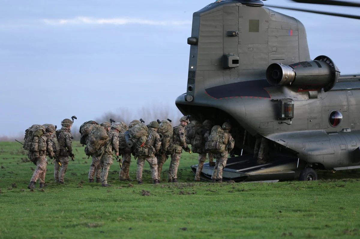 Wielka Brytania pracuje nad nową wersją szeroko zakrojonego planu mobilizacyjnego, który ma przygotować całe państwo - od armii i policji po szpitale i przemysł - na przejście w tryb wojenny. Szef sił zbrojnych, marszałek lotnictwa Sir Richard Knighton ostrzega: dekady spokoju dobiegły końca, a odporność narodu musi zostać zbudowana na nowo.