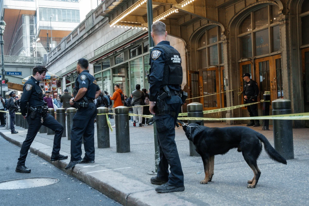 Policjanci z Nowego Jorku zastrzelili na stacji Grand Central Terminal, gdzie zatrzymują się pociągi i metro, mężczyznę uzbrojonego w maczetę. Napastnik zaatakował troje pasażerów. Ranni zostali przewiezieni do szpitala, ich stan jest stabilny - informuje dziennik "The New York Times".