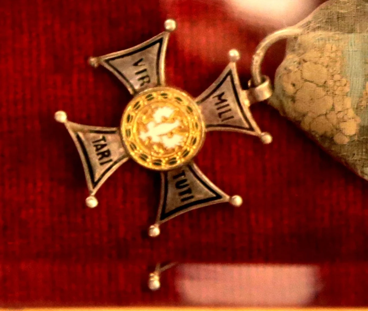 ​Rodzina ofiary zbrodni katyńskiej kpt. Juliusza Heinzela chce odzyskać oryginał jego orderu Virtuti Militari. Wcześniej była przekonana, że jest on w jej posiadaniu - przekazał Instytut Pamięci Narodowej. Instytut wskazał na opinię numizmatyka, według którego to oryginał wystawiono wcześniej na jednym z ukraińskich portali.