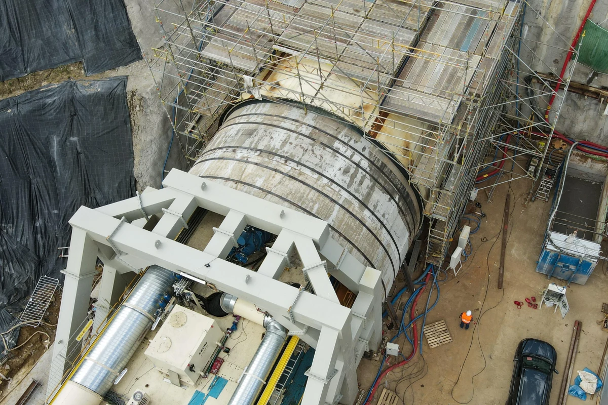 Już w najbliższy wtorek (14 kwietnia) w Mordarce (Małopolskie) nastąpi przebicie głównego tunelu kolejowego o długości ponad 3,7 km. Powstaje on w ramach projektu Podłęże-Piekiełko i będzie najdłuższym tunelem kolejowym w Polsce na obecnym etapie realizacji inwestycji.