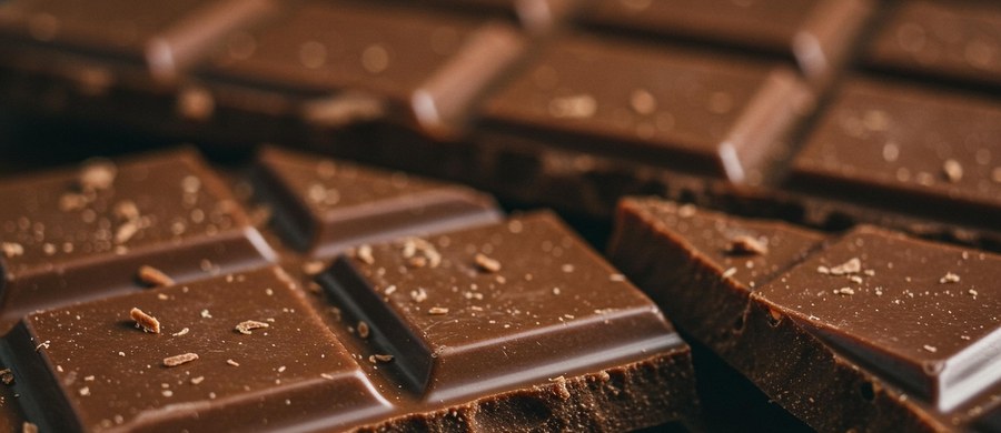 Każda kostka to przyjemność i wyrzuty sumienia jednocześnie. Wywołuje uśmiech, pokonuje stres i pomaga zapomnieć o problemach… do czasu, aż przyjdzie refleksja, że lepiej byłoby się opanować i nie przyjmować tej dawki niepotrzebnych kalorii. Jednak jedzona z umiarem może korzystnie wpływać na zdrowie. W Dniu Czekolady o tym, kiedy warto po nią sięgać.