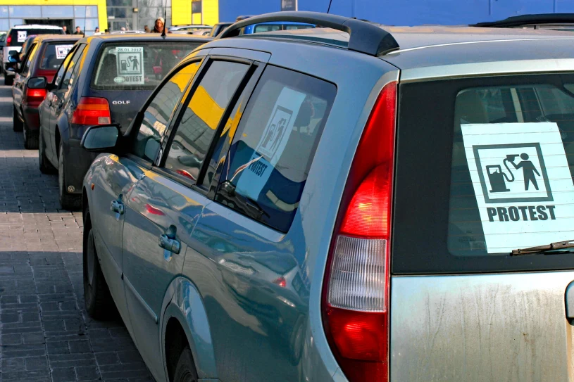 Diesel droższy o 1/3, kierowcy wyszli na ulice. Policja odcina protestujących