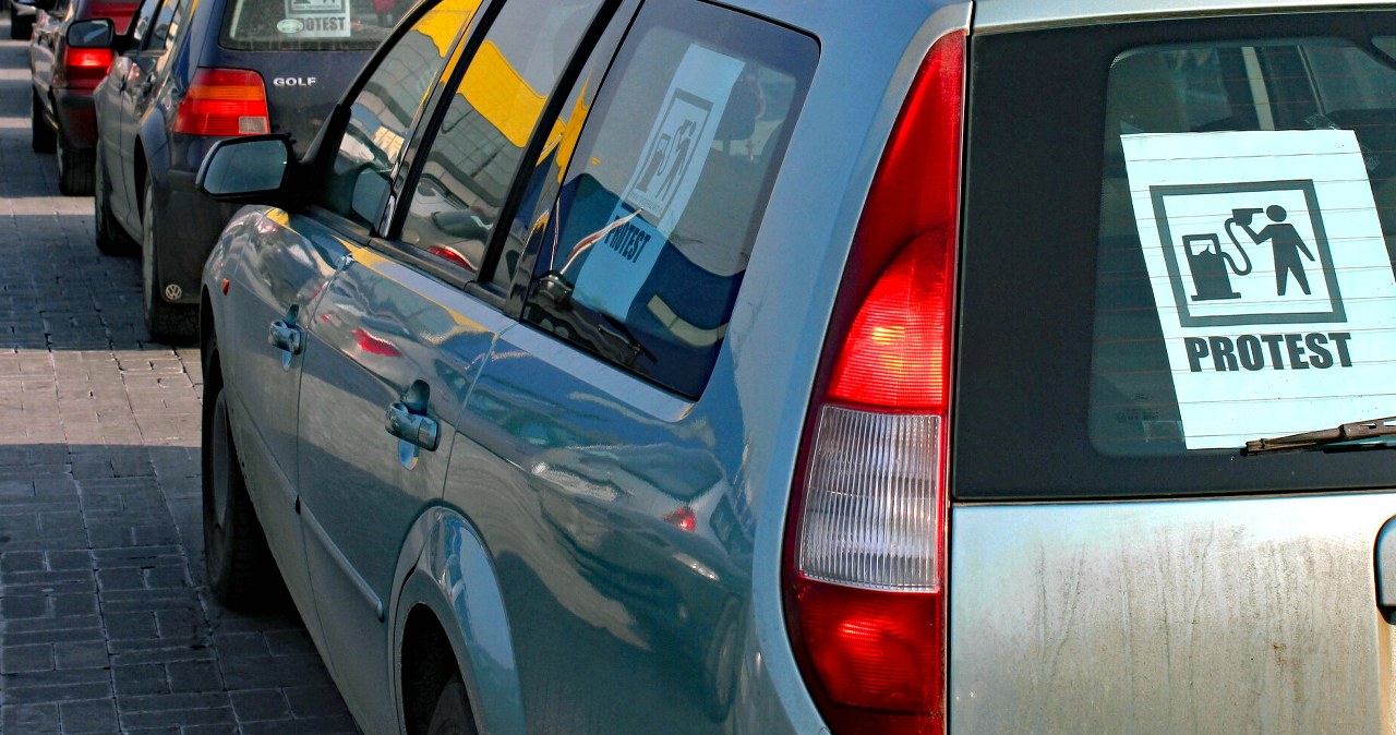 Diesel droższy o 1/3, kierowcy wyszli na ulice. Policja odcina protestujących