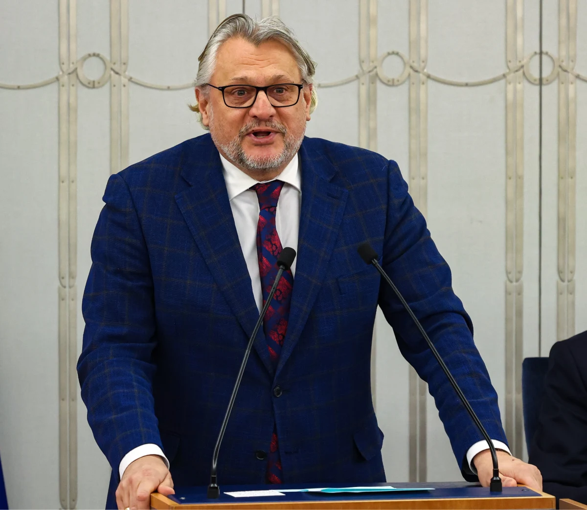 ​"W związku z nieprawdziwymi wypowiedziami dyrektora szpitala w Aleksandrowie Kujawskim w sprawie zabiegu mojego syna, kierujemy sprawę do prokuratury" - oświadczył senator Koalicji Obywatelskiej Tomasz Lenz. W placówek trwa kontrola NFZ w związku z rzekomym przeprowadzeniem zabiegu bez niezbędnej dokumentacji.