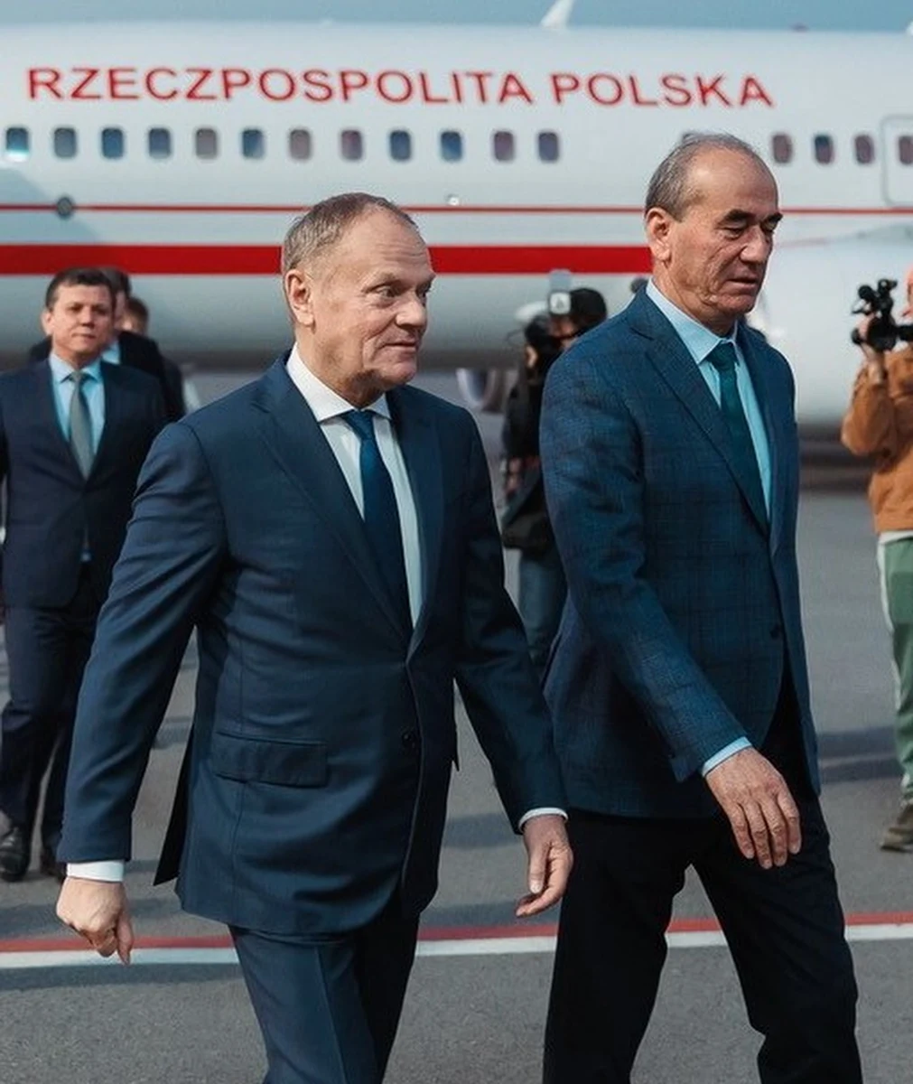 Szef polskiego rządu Donald Tusk udał się z wizytą do Azji. ​Podczas międzylądowania w stolicy Tadżykistanu, Duszanbe, w drodze do Korei Południowej, premier wraz z polską delegacją został przyjęty przez wicepremiera Tadżykistanu Usmonalego Usmonzodę. Rozmowy dotyczyły m.in. kwestii bezpieczeństwa i rozwoju Tadżykistanu.
