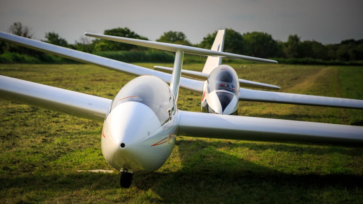 Polski pilot zginął w zderzeniu dwóch szybowców na Słowacji. Do wypadku doszło w niedzielę nad górą Boriszov w paśmie Wielka Fatra - podała policja z Żyliny. Z Polakiem leciał Czech, który odniósł obrażenia głowy. Pilot drugiego szybowca, obywatel Austrii, nie odniósł obrażeń.