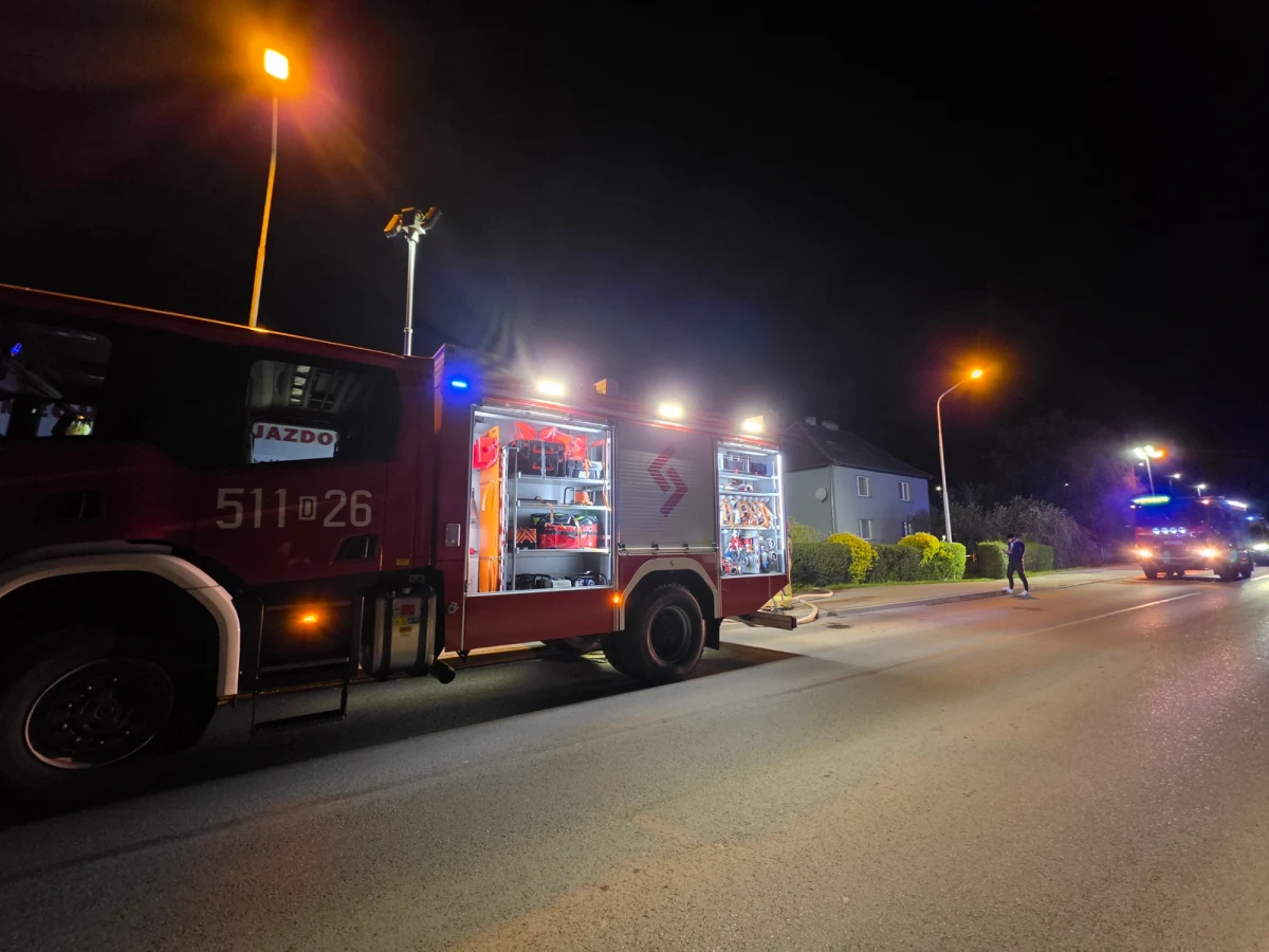 W niedzielę około godziny 20 przy jednym z warsztatów przy ulicy Wrocławskiej w Oleśnicy (woj. dolnośląskie) doszło do pożaru zaparkowanej przyczepy kempingowej. Na miejscu służby odkryły ciało mężczyzny.