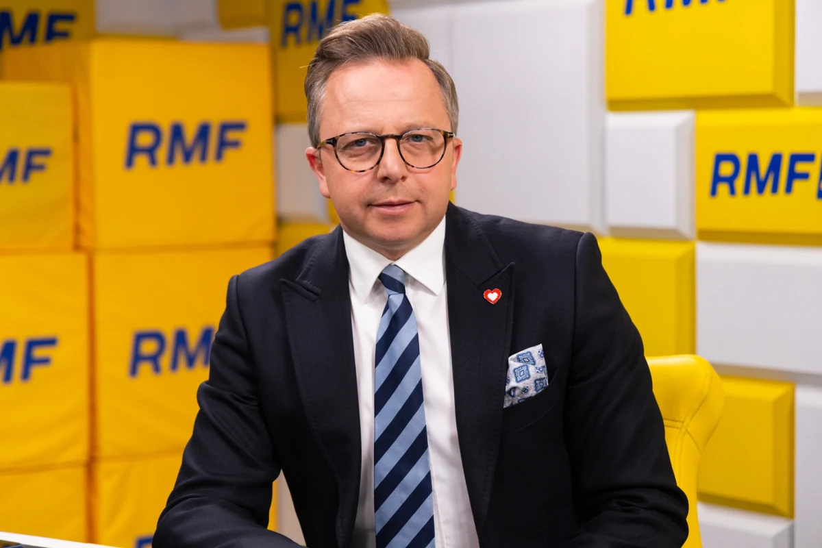 "Nieprawdopodobne szczęście" - tak atmosferę panującą w Budapeszcie określił Dariusz Joński, gość Porannej rozmowy w RMF FM, który wczoraj w stolicy Węgier obserwował reakcję na wyniki wyborów. "Mało kto wierzył, że można mieć większość konstytucyjną. Natomiast chce powiedzieć, że te wybory nie były ani równe, ani demokratyczne" - dodawał. Stwierdził też, że wygrana opozycji to "koniec tej wielkiej ucieczki panów Romanowskiego i Ziobry". 