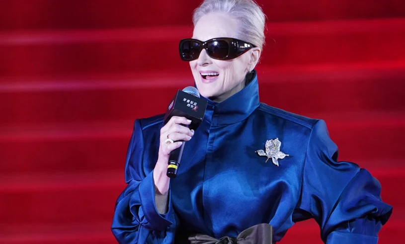 Mocny kolor, mocna sylwetka. Meryl Streep w kobalcie na premierze