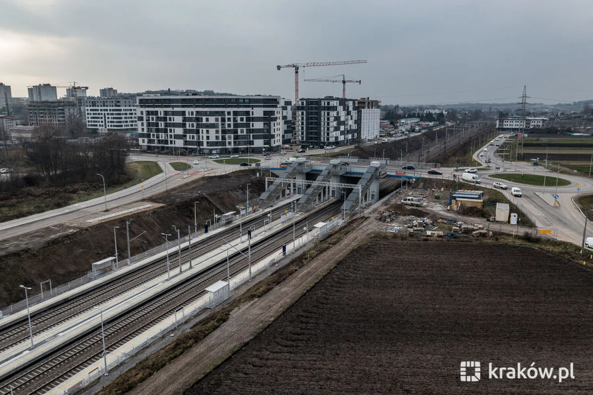 Nowa linia tramwajowa w Krakowie coraz bliżej realizacji. Generalna Dyrekcja Ochrony Środowiska wydała decyzję środowiskową, która otwiera drogę do rozpoczęcia prac nad przedłużeniem trasy w kierunku przystanku kolejowego SKA Kraków Piastów. To ważny krok w stronę poprawy komunikacji miejskiej i integracji różnych środków transportu.