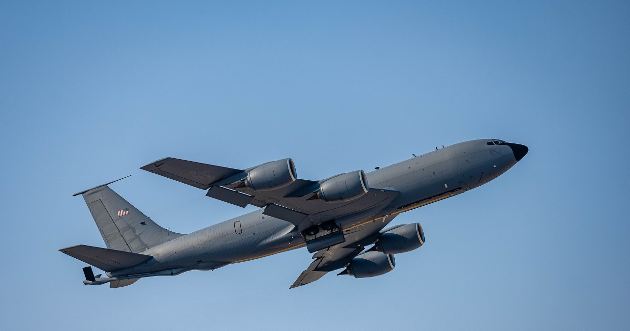 Uszkodzony samolot wojskowy USA wylądował w Anglii