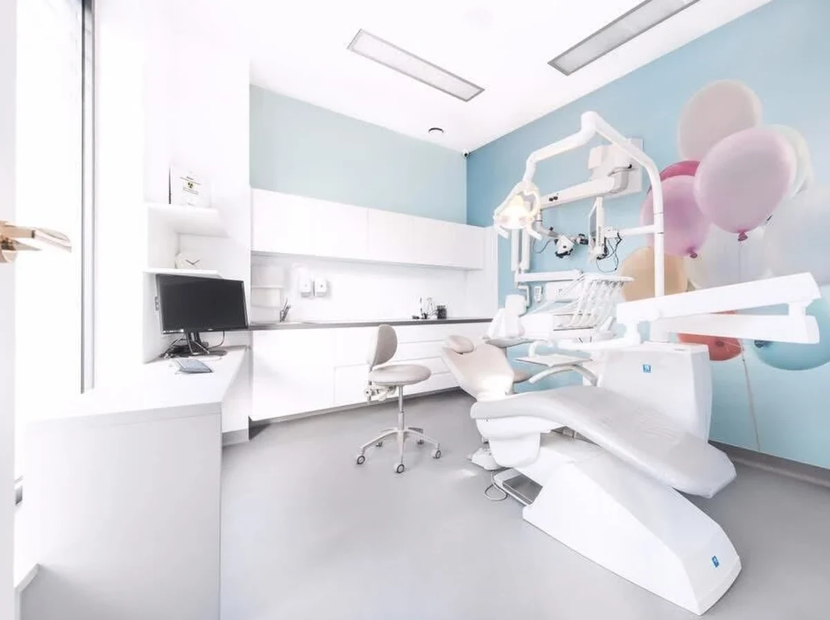 Regularne dbanie o zęby to nie tylko kwestia braku ubytków - to inwestycja w pewność siebie i zdrowie całego organizmu. Sprawdź, jak znaleźć najlepszego dentystę na Bielanach w Warszawie.