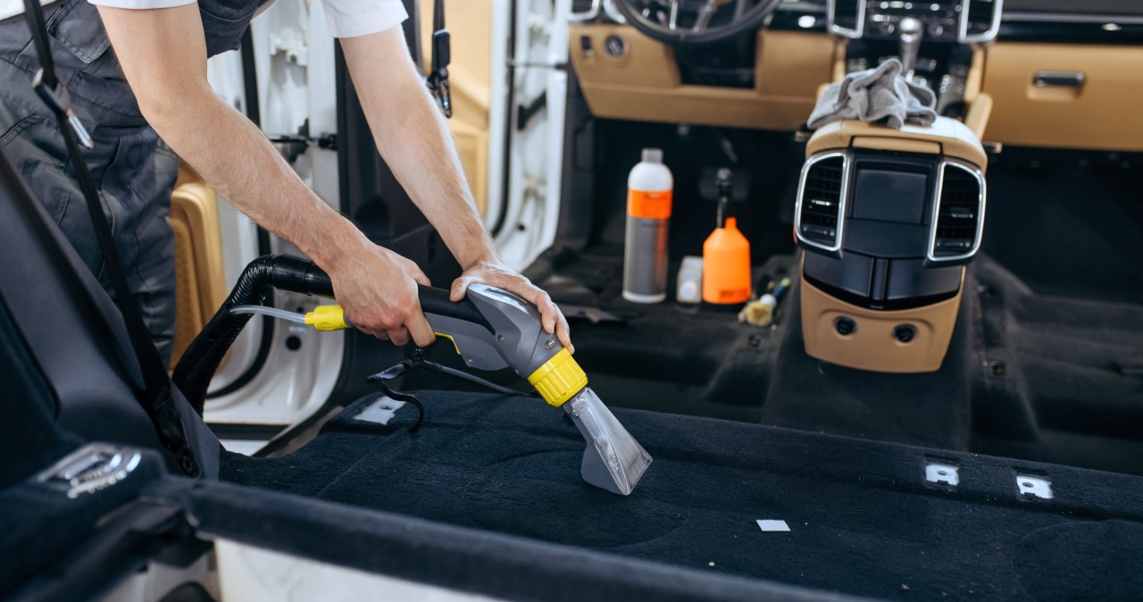 Ile kosztuje odkurzanie auta w 2026 roku? Różnice sięgają kilkudziesięciu złotych