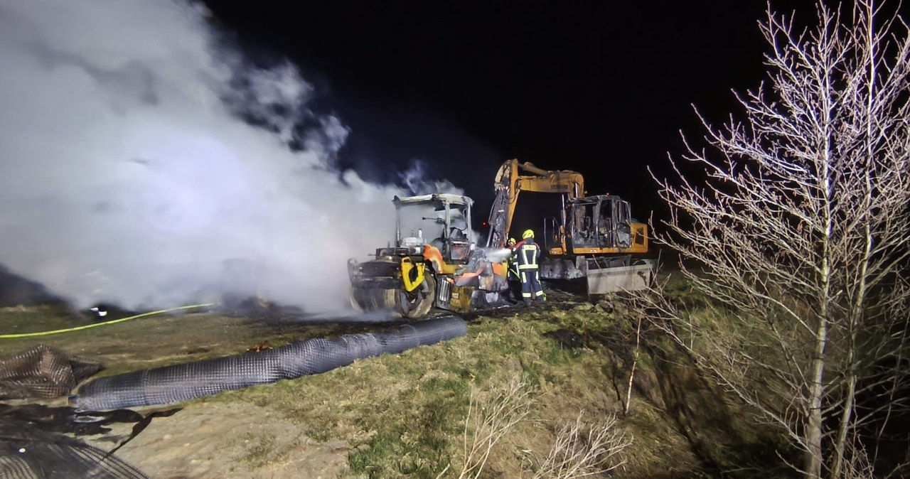 Potężny pożar na drodze do budowy elektrowni. Znaczne straty Potężny pożar na drodze do budowy elektrowni. Znaczne straty