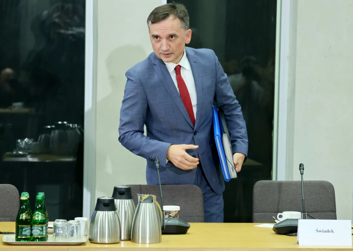 Do Sądu Okręgowego w Warszawie trafiło dziś z prokuratury pismo z pytaniem o termin posiedzenia ws. Europejskiego Nakazu Aresztowania Zbigniewa Ziobry. Były minister sprawiedliwości od kilku miesięcy przebywa na Węgrzech. W lutym Peter Magyar, lider TISZY, zapowiadał, że jeśli jego partia zwycięży, to od razu dojdzie do ekstradycji Ziobry. TISZA wczoraj wygrała - zdobyła 138 mandatów w 199-osobowym parlamencie.