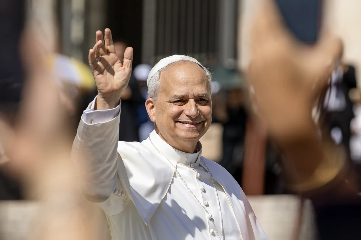 Podczas podróży do Algierii papież Leon XIV stanowczo zadeklarował, że nie zamierza wycofywać się ze swojego stanowiska w sprawie pokoju na świecie, mimo ostrej krytyki ze strony prezydenta Stanów Zjednoczonych Donalda Trumpa. Głowa Kościoła katolickiego podkreśliła, że jej przesłanie wynika z Ewangelii i nie zamierza wdawać się w polemikę z amerykańskim przywódcą.