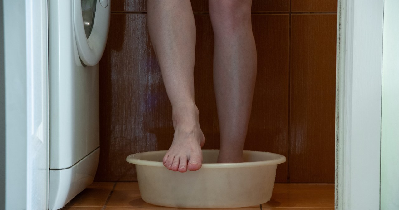 Miednica pełna ciepłego mleka. Prosty sposób na wygładzenie stóp