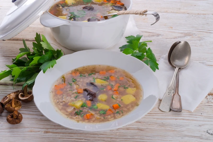 Sekretny składnik babć wraca do łask. Krupnik jest gęsty i aromatyczny