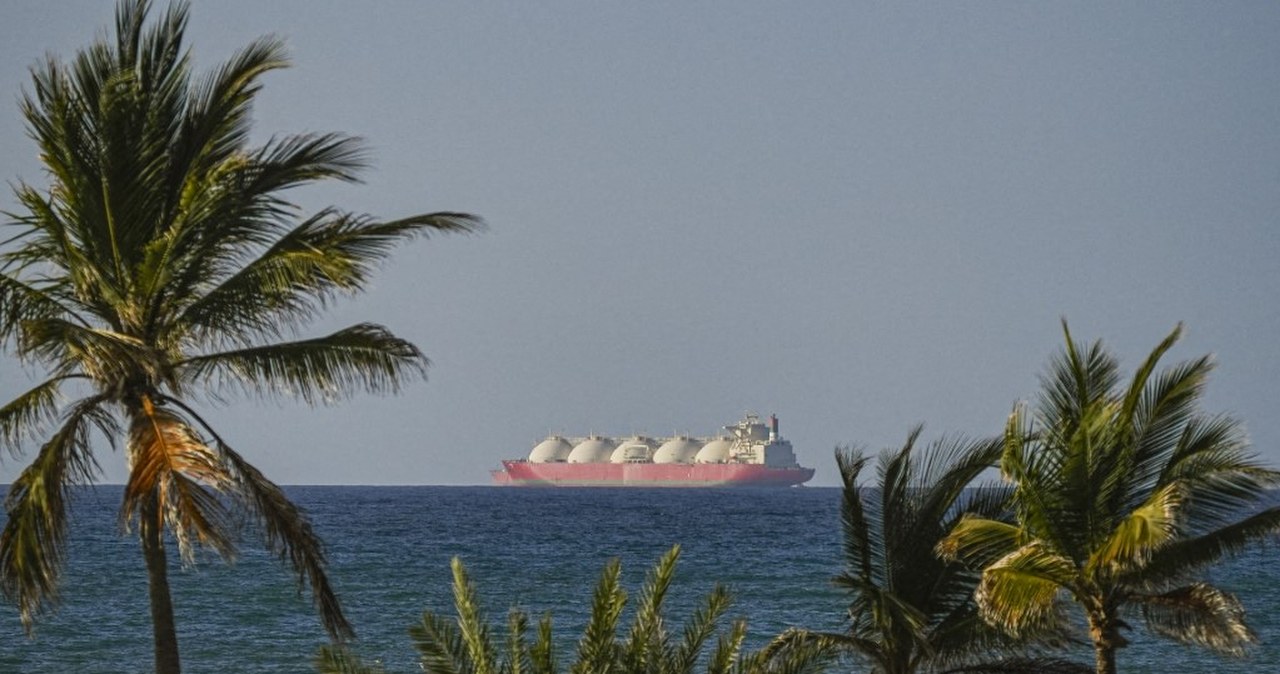 Dziurawa blokada cieśniny Ormuz przez USA. Statki jednak pływają