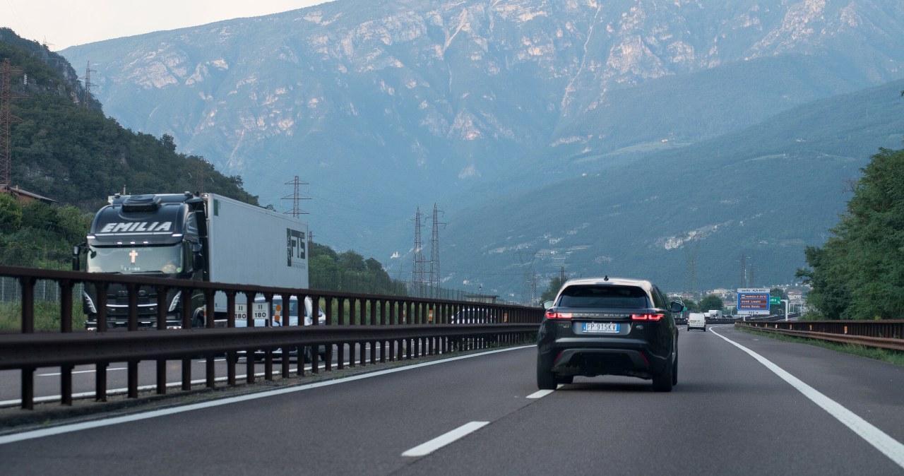 Tysiące kierowców złapanych za zjazd z autostrady. Nowe zakazy w drodze