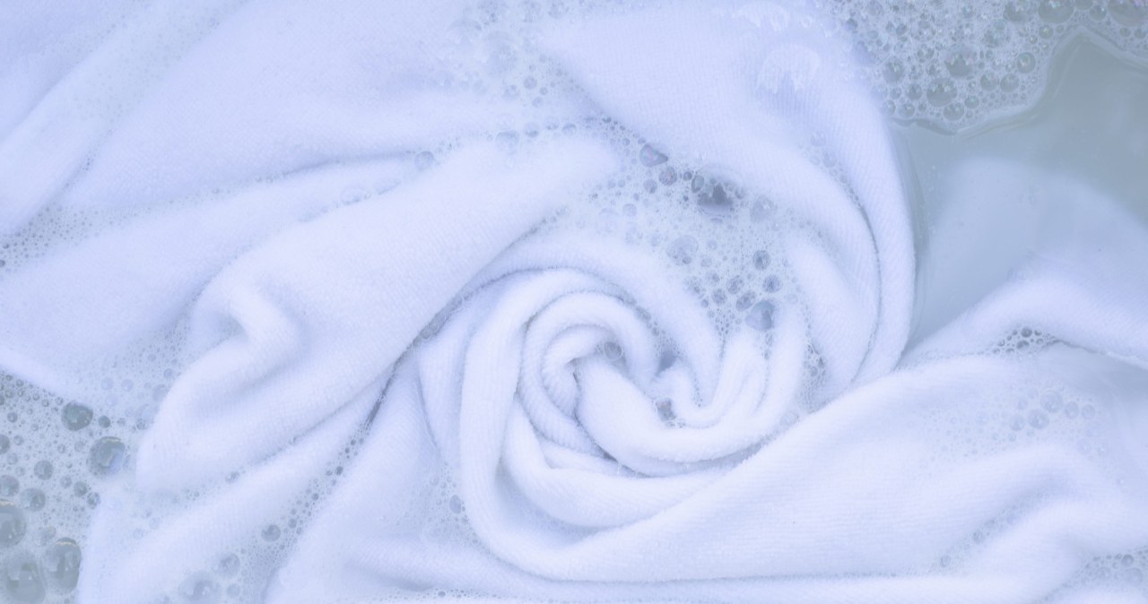 Miękkie ręczniki bez drogiej chemii. Wystarczy jeden prosty sposób