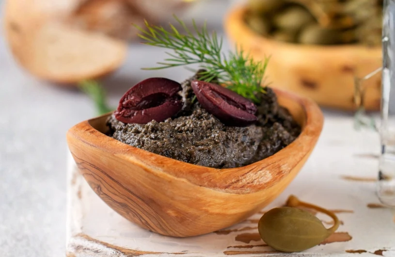 Śródziemnomorska pasta z czarnych oliwek. Idealnie pasuje do pieczywa 
