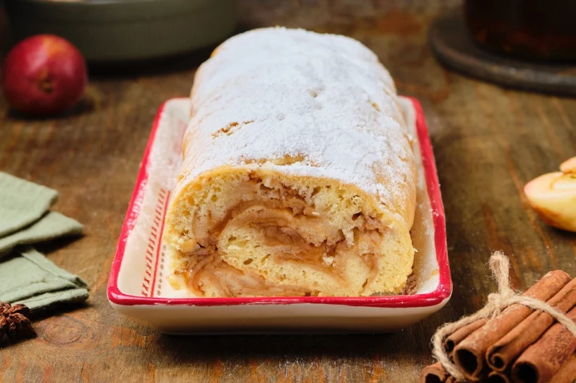 Proste ciasto na weekend. Puszysta rolada z owocowym nadzieniem