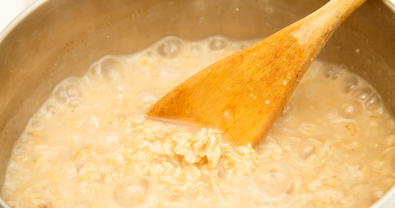 Sycąca owsianka z owocami i orzechami. Zrobisz ją błyskawicznie