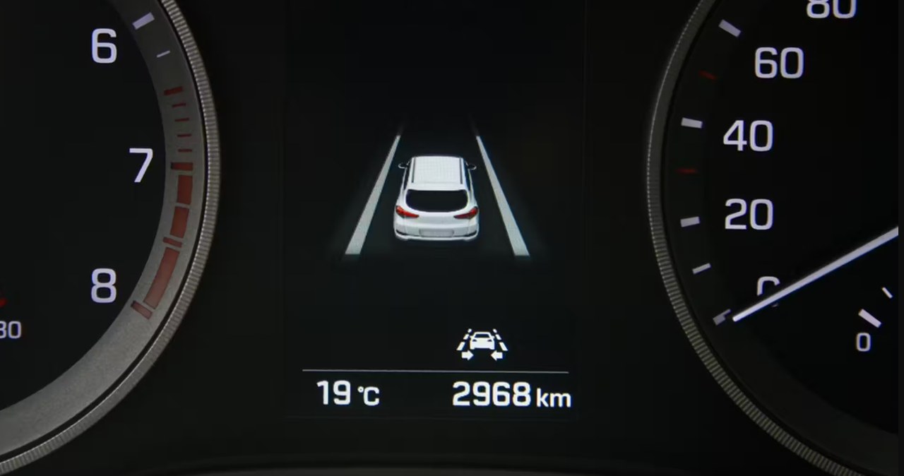 Test asystentów pasa ruchu. Popularny chiński SUV z poważnym problemem