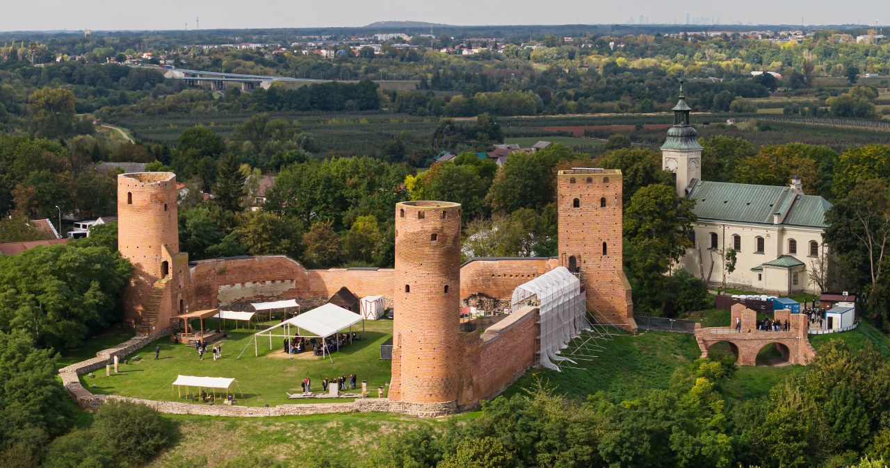Spędź majówkę w tym zamku i baw się jak król. Tylko godzinę drogi od Warszawy
