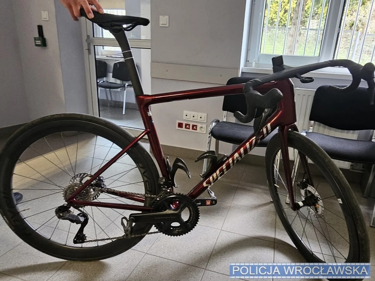 ​Sceny jak z filmu akcji podczas wyścigu kolarskiego na Dolnym Śląsku. Złodziej, który ukradł kosztowny rower szosowy, uciekając przed policją, wtargnął na trasę zawodów. Tam wyprzedził peleton zawodników i znalazł się w czołówce wyścigu. Pościg zakończył się jednak sukcesem: złodziej wpadł w ręce policji, a rower wrócił do właściciela.