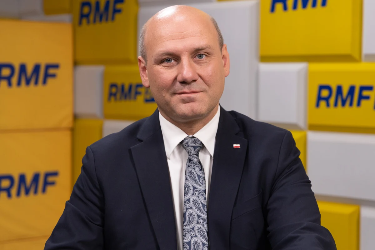 Zaskakujące skalą zwycięstwo TISZA na Węgrzech skomentował w Popołudniowej rozmowie w RMF FM Szymon Szynkowski vel Sęk, poseł PiS i były minister ds. europejskich. Dyplomata przyznał, że był zdziwiony przewagą, jaką TISZA Petera Magyara uzyskała nad Fideszem. Ocenił również, dlaczego tak się stało, jakie błędy popełnił Orban i dlaczego jego porażka nie musi być złym znakiem dla prawicy w Europie.