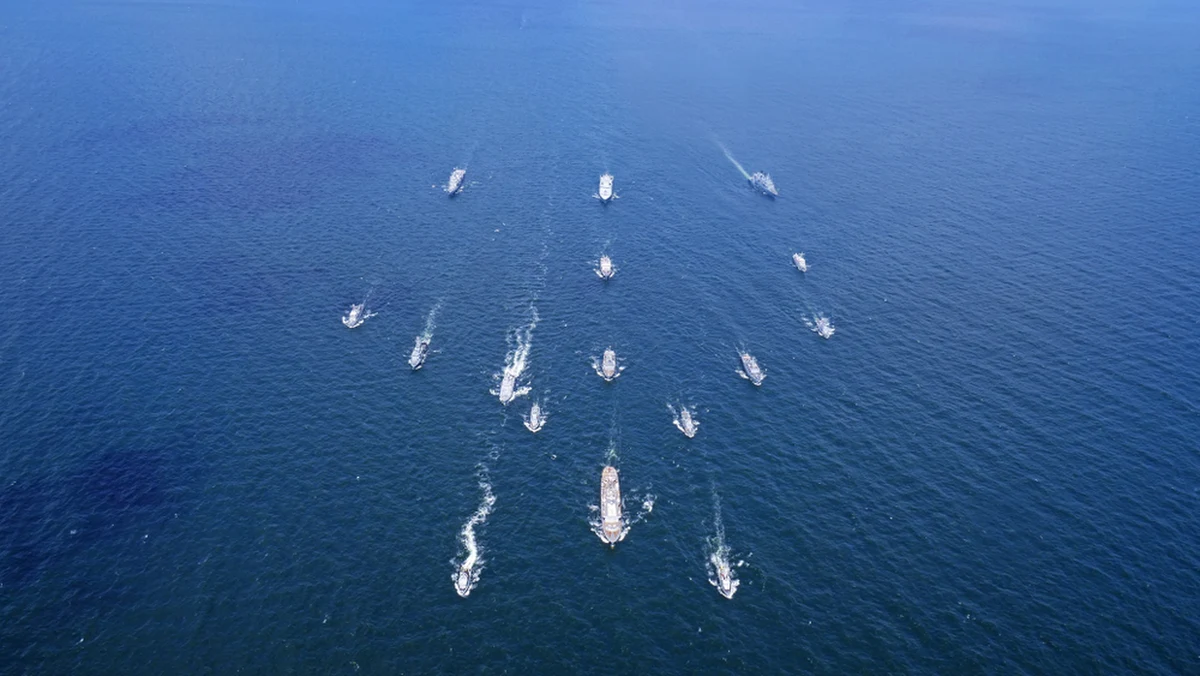 Stany Zjednoczone skierowały flotę 15 okrętów wojennych do pełnej blokady irańskich portów i strategicznej cieśniny Ormuz. Prezydent Donald Trump zapowiedział, że marynarka wojenna będzie przejmować jednostki naruszające restrykcje, a irańskie statki, które zbliżą się do strefy działań, zostaną bezwzględnie zniszczone. Następnie poinformował, że  Irańczycy zwrócili się do USA z prośbą o porozumienie. 