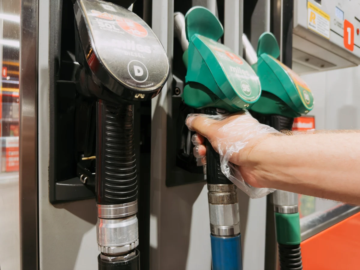 ​We wtorek kierowcy mogą liczyć na niższe ceny paliw na stacjach. Ministerstwo Energii ogłosiło nowe maksymalne stawki. Obniżka dotyczy zarówno benzyny 95 i 98, jak i oleju napędowego.