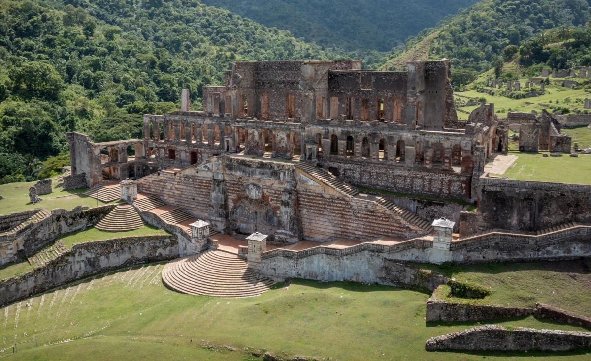 Nowe informacje po tragedii w Cytadeli Laferriere na Haiti. Zatrzymano siedem osób, w tym pięciu policjantów. W sobotę w wyniku wybuchu paniki w tej popularnej wśród turystów historycznej twierdzy zginęło co najmniej 25 osób.
