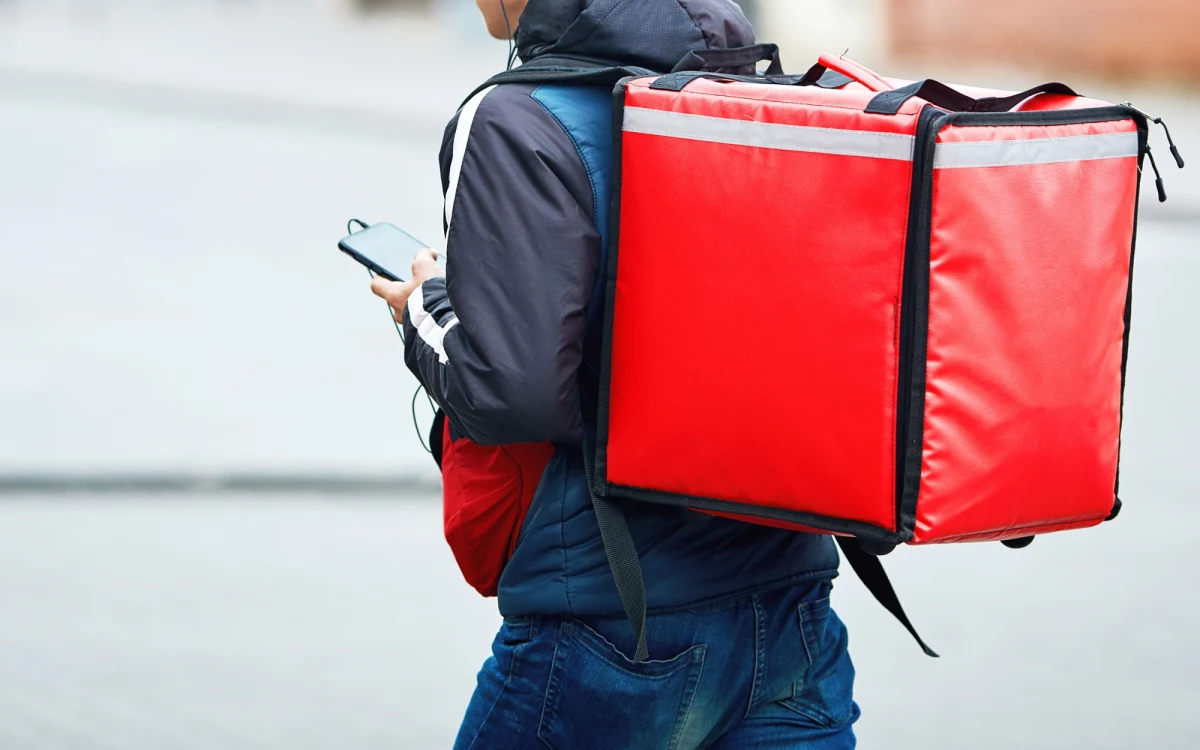 Na lotnisku w portugalskim Faro miejscowi funkcjonariusze zatrzymali obywatela Indii poszukiwanego listem gończym na całym świecie. Według amerykańskich służb mężczyzna wyłudził 31 milionów dolarów, w Portugalii prowadził natomiast skromne życie dostawcy jedzenia.