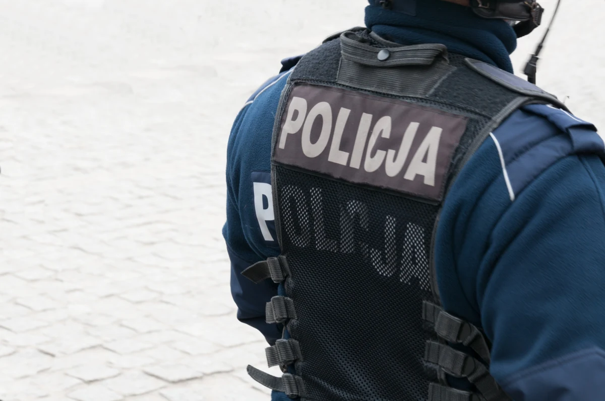 Trwają poszukiwania kierowcy samochodu osobowego, który późnym wieczorem na warszawskim Ursynowie uciekł po kolizji z nieoznakowanym radiowozie. Wcześniej policjanci prowadzili pościg za jego samochodem. 