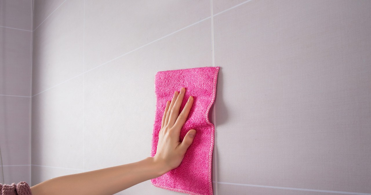 Mieszam z wodą i myję tym ściany. Nie osiada na nich kurz
