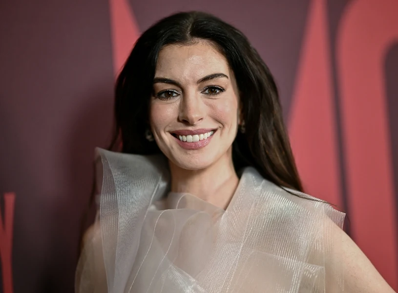 Anne Hathaway bryluje na premierze w prześwitach. Co za kreacja