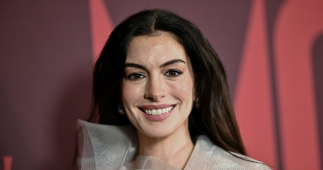 Anne Hathaway bryluje na premierze w prześwitach. Co za kreacja