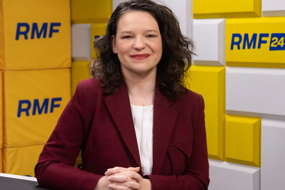 "To ważna ustawa, wskazująca kierunek zaopiekowania się osobą, ale nie wprowadza mechanizmów, które miałby zlikwidować DPS" - powiedziała w Rozmowie o 7:00 w RMF24 Katarzyna Nowakowska, wiceminister rodziny, pracy i polityki społecznej o szykowanej nowelizacji ustawy, która ma zmienić system opieki społecznej. "DPS będą jeszcze długo fundamentem systemu pomocy społecznej" - dodała.