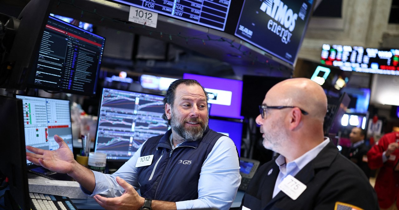 Rynki handlują nadzieją. USA blokują irańskie porty, dolar słabnie