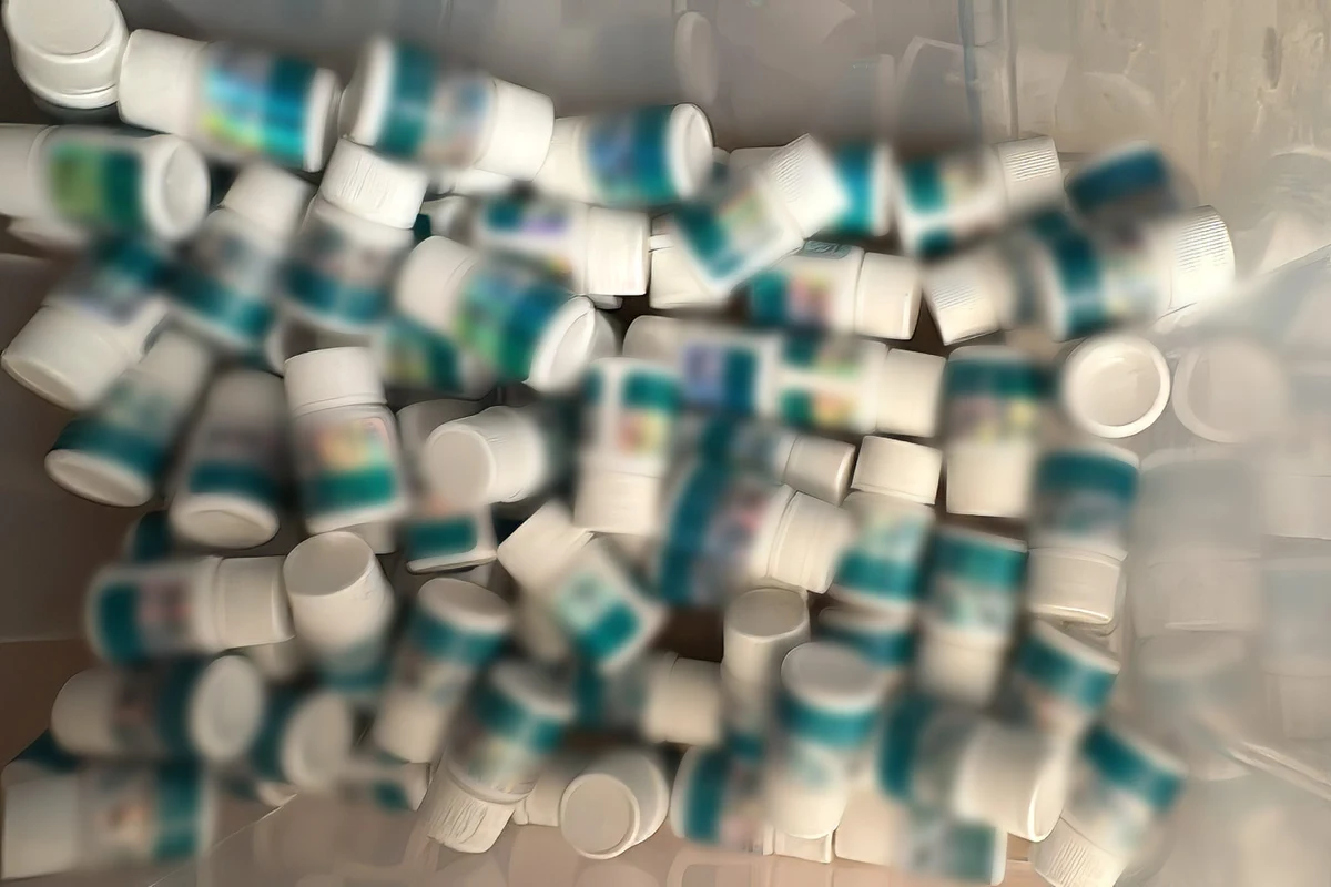 Centralne Biuro Śledcze Policji, Polska Agencja Antydopingowa oraz Żandarmeria Wojskowa rozbiły zorganizowaną grupę przestępczą, która produkowała i sprzedawała hurtowe ilości nielegalnych leków. Przed sądem stanie aż 24 podejrzanych, a wartość zabezpieczonych medykamentów sięga kilkunastu milionów złotych.