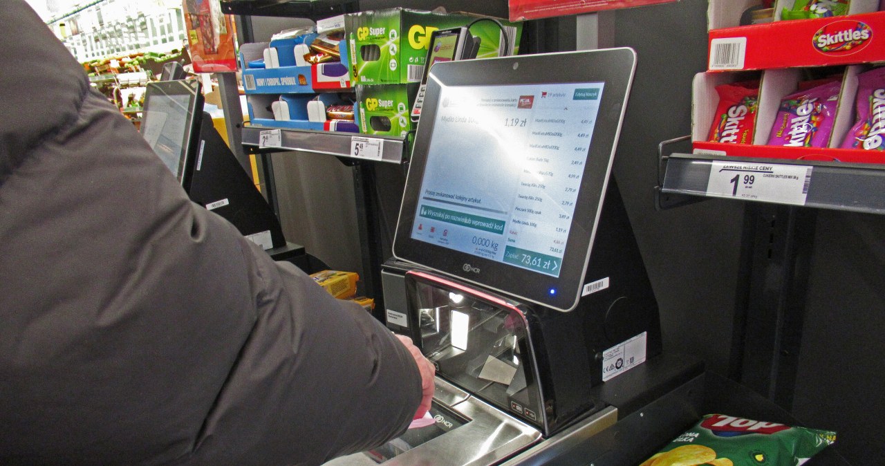 Polacy klikają w Biedronce bez zastanowienia. Pracownica z pilnym apelem