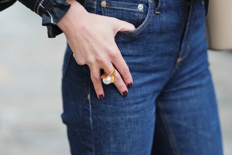 Jeansy flare i sneakersy. Najmodniejsze połączenie wiosny 2026