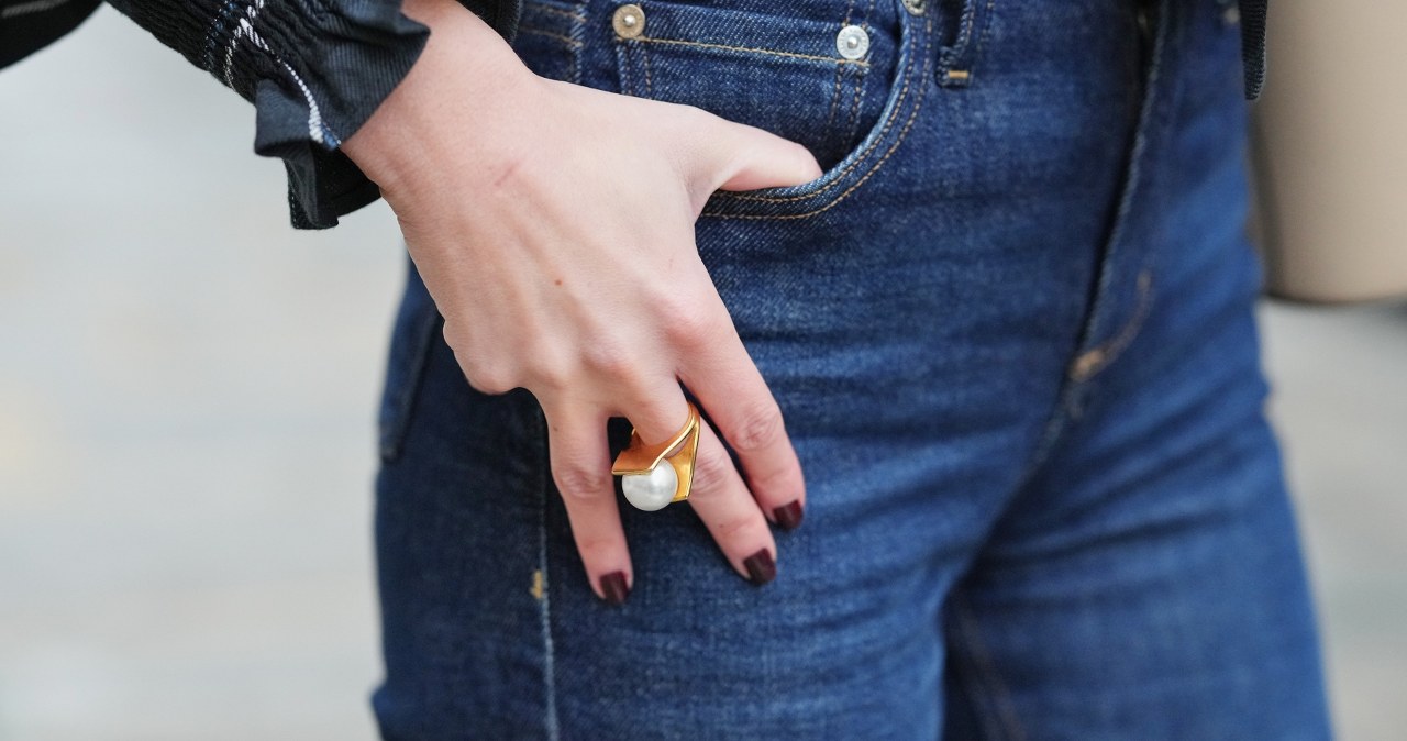 Jeansy flare i sneakersy. Najmodniejsze połączenie wiosny 2026