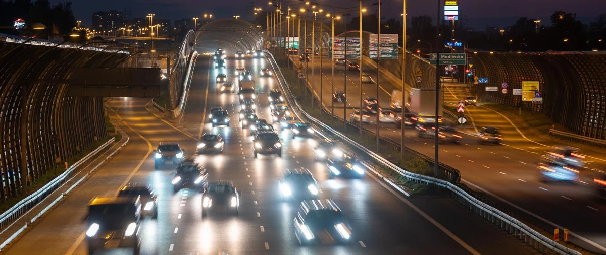 W nocy z 15 na 16 kwietnia rozpoczyna się remont kolejnego odcinka trasy S8 w Warszawie. Prace będą prowadzone etapami, wyłącznie w godzinach nocnych, by zminimalizować utrudnienia dla kierowców. Zmiany w organizacji ruchu mają poprawić bezpieczeństwo i usprawnić przejazd przez jeden z najbardziej obciążonych fragmentów stołecznej obwodnicy.