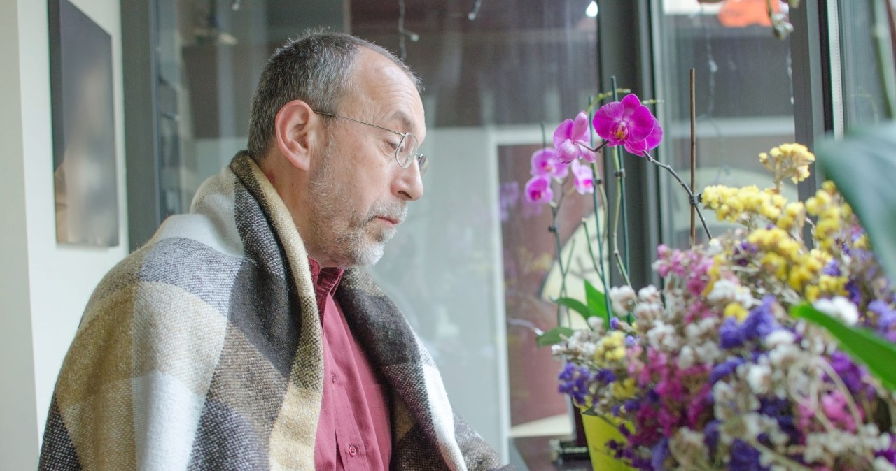 Kurtka choćby w lipcu. Co naprawdę stoi za tym nawykiem seniorów?